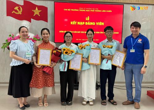 Nguyễn Nhật Minh (thứ hai, từ phải sang) tại lễ kết nạp đảng viên. Ảnh: T.HƯƠNG