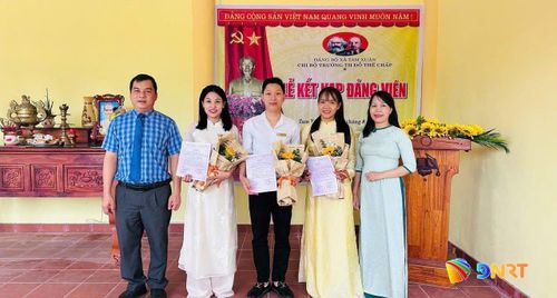 Kết nạp đảng viên trẻ trong Chiến dịch Hoa phượng đỏ tại xã Tam Xuân. Ảnh: ĐVCC