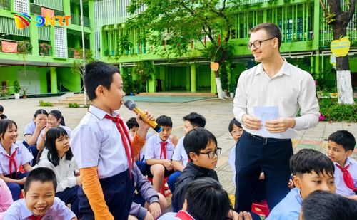 Học sinh Trường Tiểu học Hoa Lư trải nghiệm hoạt động tiếng Anh. Ảnh: NGỌC HÀ