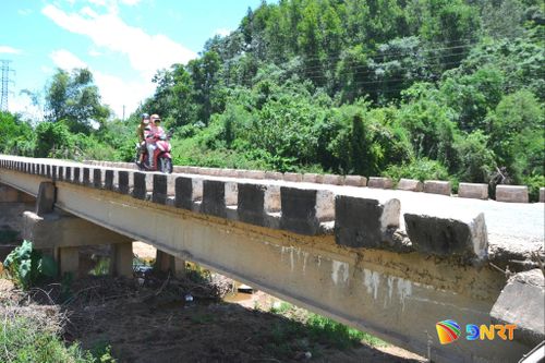 Gờ chắn bánh xe cầu Ba Khe 2 bị xuống cấp. Ảnh: CÔNG TÚ - XUÂN SƠN