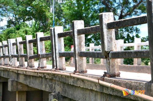 Lan can cầu Ba Khe 3 bị xô lệch, nứt toác. Ảnh: CÔNG TÚ - XUÂN SƠN