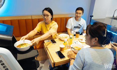 Robot trực tiếp giao tô mì cho thực khách. Ảnh: Global Times