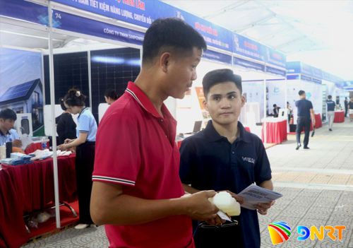 Đại diện VOX Cool giới thiệu giải pháp công nghệ "pin lạnh" đến khách tham quan. Ảnh: VĂN HOÀNG