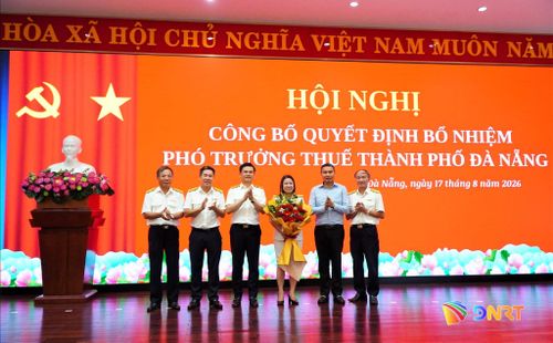 Lãnh đạo Cục Thuế cùng lãnh đạo thành phố chúc mừng tân Phó Trưởng Thuế thành phố Đà Nẵng Trần Thị Dung. Ảnh: TÂM ĐAN