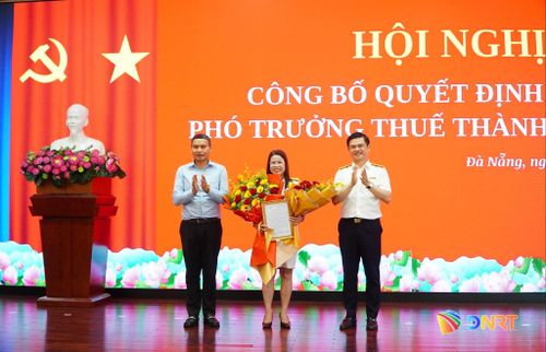 Lãnh đạo Cục Thuế và thành phố Đà Nẵng trao quyết định và tặng hoa chúc mừng đồng chí Trần Thị Dung. Ảnh: TÂM ĐAN