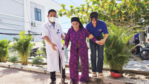 Người cao tuổi, người khuyết tật được ưu tiên hỗ trợ trong chương trình khám sức khỏe sàng lọc. Ảnh: HỒNG NĂM