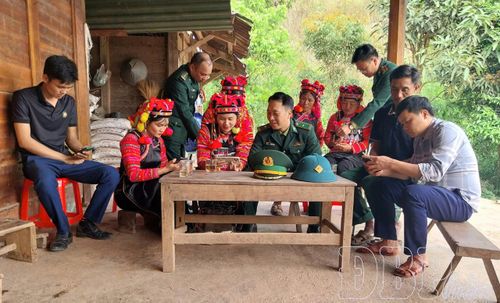 Cán bộ Đồn Biên phòng Sen Thượng (BĐBP tỉnh Điện Biên) tuyên truyền, phổ biến pháp luật cho người dân biên giới.