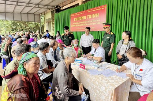 Người dân được các y, bác sĩ Bệnh xá Quân dân y, Đoàn Kinh tế - Quốc phòng 720 khám bệnh, tư vấn sức khỏe miễn phí.