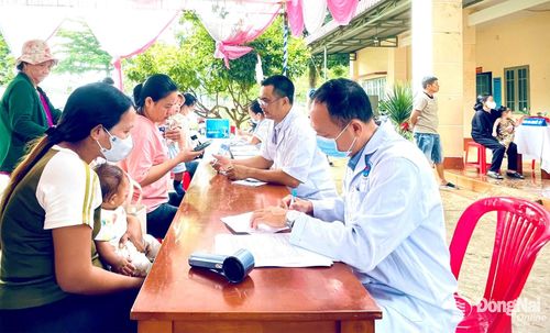 Trẻ dưới 6 tuổi chưa đi học Lộc Thạnh được khám sức khỏe tại chương trình. Ảnh: Hoàng Thái