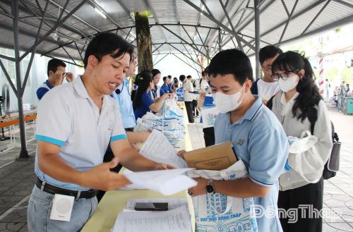 Tình nguyện viên hướng dẫn tân sinh viên lịch học Tuần sinh hoạt công dân đầu khóa.