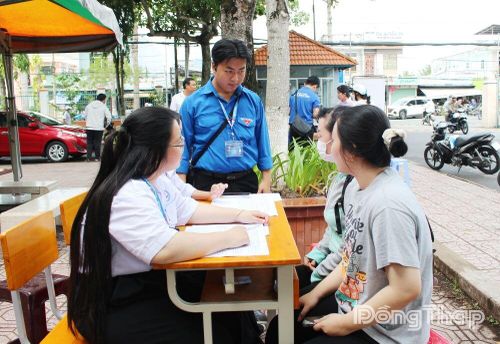 Các tình nguyện viên hỗ trợ tân sinh viên tư vấn tìm nhà trọ, ký túc xá.