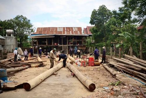 Những bộ phận còn sử dụng ở căn nhà cũ được bà con xếp gọn để chờ vận chuyển, các hạng mục hư hỏng sẽ được sửa chữa, thay thế trước khi dựng lại tại nơi ở mới. Ảnh: M.P