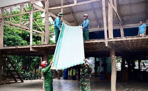 Những tấm tôn từ mái nhà cũ được tháo dỡ cẩn thận để tận dụng chuyển đến nơi ở mới dựng lại. Ảnh: M.P
