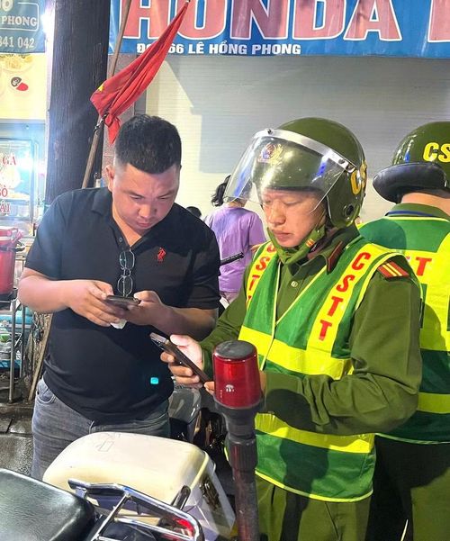  Nghĩa cử của Trung tá Nguyễn Hoàng Nhật góp phần lan tỏa phong trào hiến máu tình nguyện trong đơn vị. Ảnh: Quang Khang 