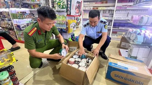  Công an phường Pleiku phối hợp cùng lực lượng Quản lý thị trường kiểm tra nhiều cơ sở sản xuất kinh doanh có dấu hiệu ảnh hưởng đến sức khỏe người tiêu dùng. Ảnh: Văn Ngọc 