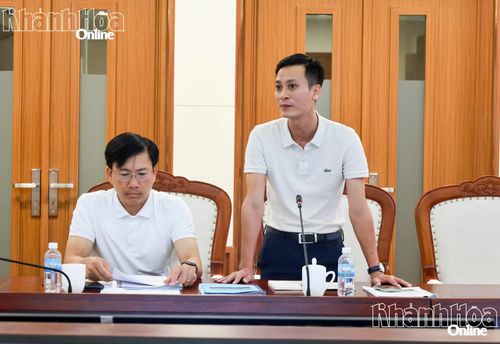 Đại diện chủ đầu tư dự án nhà ở xã hội phát biểu tại cuộc họp.