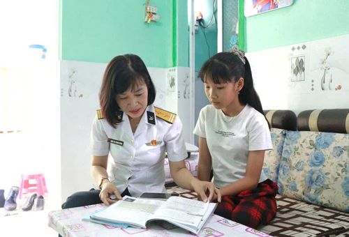 Đại diện Hội Phụ nữ Lữ đoàn thăm hỏi tình hình học tập, động viên cháu Mỹ.