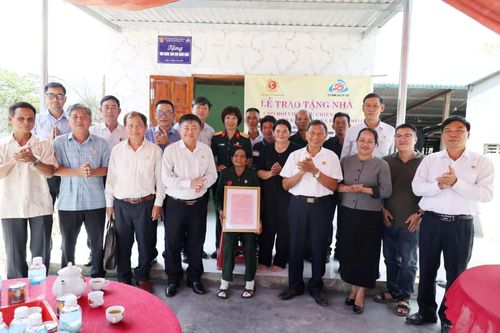 Các đại biểu chúc mừng gia đình bà Chamaléa Thị Theo có nhà mới.