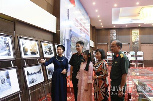 Thuyết minh viên Bảo tàng Lạng Sơn giới thiệu các tư liệu, hiện vật liên quan đến cuộc đời, sự nghiệp cách mạng của đồng chí Lương Văn Tri