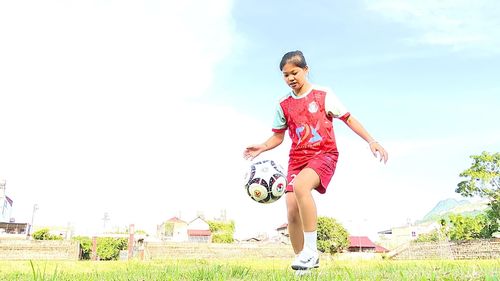 Sự khỏe khoắn, mạnh mẽ của các cầu thủ khi ra sân bóng.