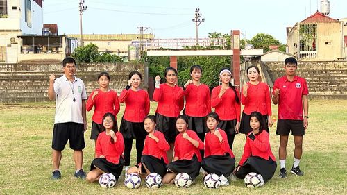  Trang phục đội bóng đá nữ dân tộc thiểu số xã Lục Yên. 