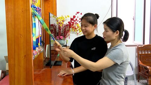 Những tấm huy chương được gia đình em Linh treo trang trọng ở phòng khách.