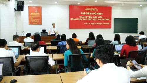 Trường Chính trị tỉnh Lào Cai thực hiện thí điểm mô hình giảng “Giảng viên – học viên đồng kiến tạo tri thức, giá trị mới” thông qua lớp học giả định.