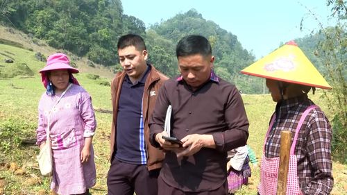Cán bộ cơ sở tuyên truyền cho người dân về cách nhận biết, phòng tránh tin giả.