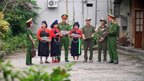 Lực lượng công an và tổ bảo vệ an ninh, trật tự cơ sở tuyên truyền người dân nâng cao cảnh giác trước các thông tin xấu, độc.