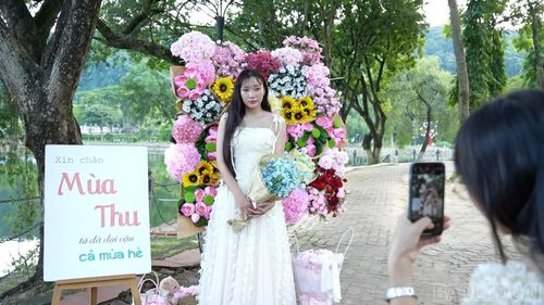 Những xe hoa thu hút các bạn trẻ.