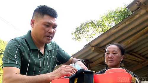 Bà Hờ Thị Dung được hướng dẫn cách phun thuốc khử trùng chuồng nuôi.