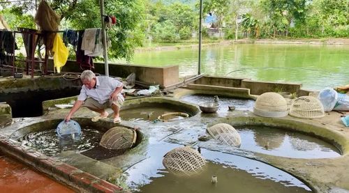 Gia đình ông Hoàng Xuân Phú chú trọng đầu tư, áp dụng kỹ thuật trong nuôi trồng thủy sản.