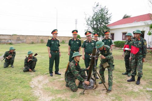 Thủ trưởng Bộ CHQS tỉnh kiểm tra công tác huấn luyện tại Tiểu đoàn Hỗn hợp Phú Quý