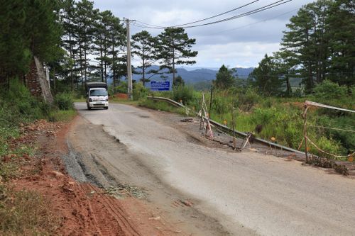 Một số tuyến đường bị sạt lở từ năm ngoái, đến nay vẫn chưa được khắc phục ảnh hưởng lớn đến an toàn giao thông