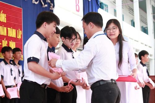 Trao học bổng cho học sinh tại Trường THPT Bắc Bình