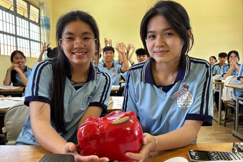Học sinh Trường THPT Nguyễn Bỉnh Khiêm - Tà Hine nuôi heo đất giúp bạn