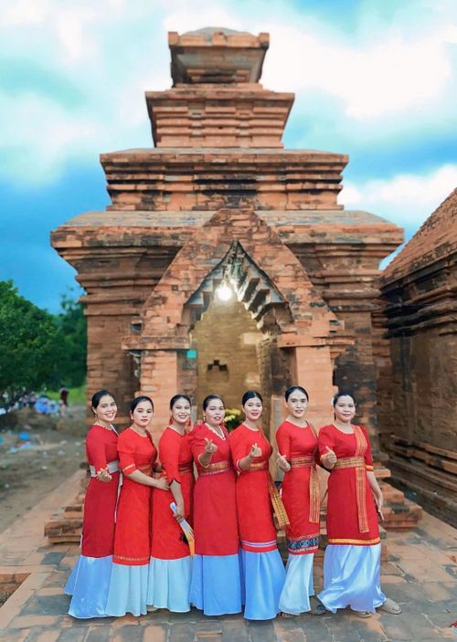 Các thiếu nữ Chăm duyên dáng trong trang phục truyền thống đỏ thắm check-in bên tháp Chăm cổ kính
