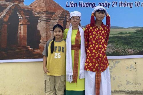Chị Bích Thị Mi Nết cùng các con tại Lễ hội KaTê