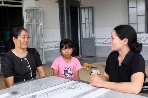 Bà K’Lem, Trưởng thôn Nâm Rơ Mai (bên phải) vận động phụ huynh ở xã Đam Rông 2 cho con đến trường năm học 2026 - 2027
