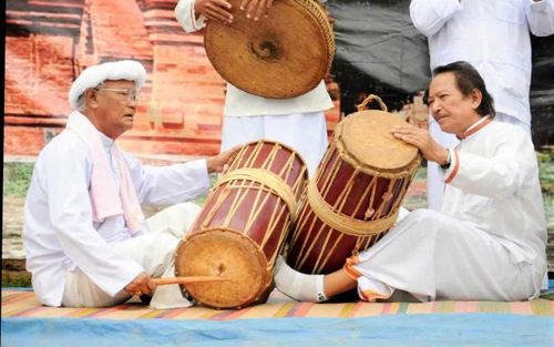 Hầu hết trong các lễ hội truyền thống của dân tộc, nghệ nhân Cửu Chi Thông đều có mặt, mang theo nhịp thở của văn hóa Chăm