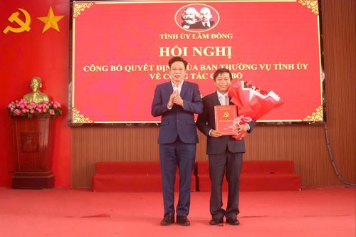 Đồng chí Lưu Văn Trung, Phó Bí thư Tỉnh ủy, Chủ tịch HĐND tỉnh trao quyết định, tặng hoa chúc mừng đồng chí Huỳnh Minh Hải