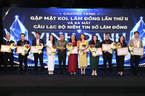 Tặng Giấy khen của Giám đốc Công an tỉnh Lâm Đồng cho các KOL có nhiều thành tích