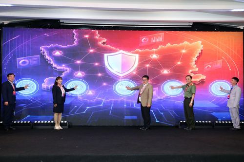 Đồng chí Nguyễn Ngọc Phúc, Phó Chủ tịch UBND tỉnh (đứng thứ 3 từ phải sang) cùng các đại biểu nhấn nút vận hành Câu lạc bộ Niềm tin số tỉnh Lâm Đồng