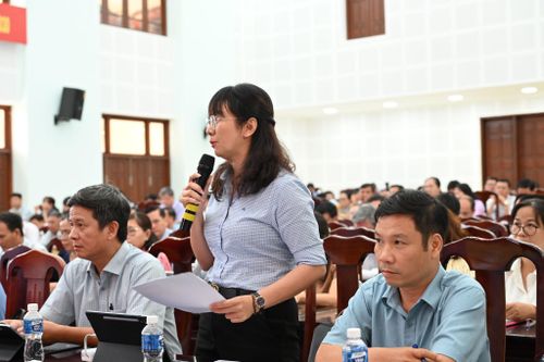 Bí thư Đảng ủy, Chủ tịch HĐND xã Tuy Phong Nguyễn Nữ Thanh Loan phát biểu tại hội nghị