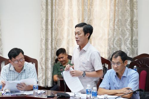Ông Huỳnh Văn Minh, Phó Giám đốc phụ trách Trung tâm Phát triển quỹ đất tỉnh báo cáo tại buổi làm việc
