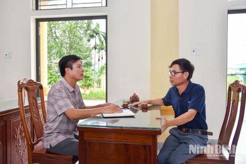 Đồng chí Bí thư Chi bộ thôn Thái Lãng (bên phải) trao đổi với cán bộ xã công tác xây dựng Đảng và thực hiện các nhiệm vụ tại địa bàn dân cư.