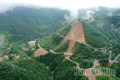 Tuyến đường 433 qua địa bàn xã Quy Đức uốn lượn với nhiều nguy cơ sạt lở mùa mưa bão. Ảnh: Sơn Tùng