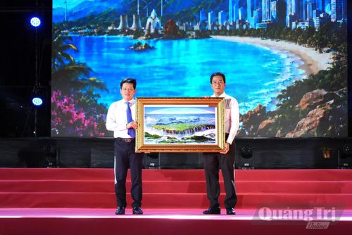 Đồng chí Nguyễn Long Biên, Phó Chủ tịch Thường trực UBND tỉnh Khánh Hòa trao bức tranh cho đồng chí Lê Văn Bảo, Phó Chủ tịch UBND tỉnh Quảng Trị - Ảnh: T.Đ