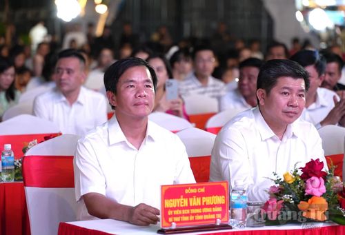 Đồng chí Nguyễn Văn Phương, Bí thư Tỉnh ủy Quảng Trị và đồng chí Trần Vũ Khiêm, Phó Bí thư Thường trực Tỉnh ủy, Trưởng đoàn đại biểu Quốc hội tỉnh tham dự lễ khai mạc - Ảnh: T.Đ