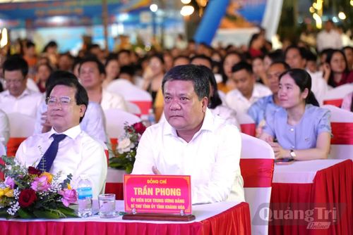 Đồng chí Trần Phong, Bí thư Tỉnh ủy Khánh Hòa và đồng chí Hà Văn Siêu, Phó Cục trưởng Cục Du lịch Quốc gia Việt Nam tham dự lễ khai mạc - Ảnh: T.Đ